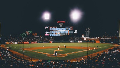 德甲联赛激战正酣，拜仁慕尼黑与多特蒙德上演巅峰对决