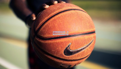 法甲联赛激战正酣，巴黎圣日耳曼领跑积分榜