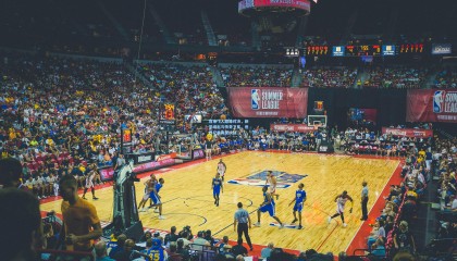 百米飞人巅峰对决，新星崛起与传奇卫冕，世界纪录再受挑战